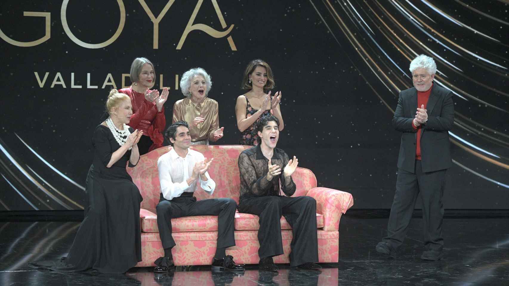 Javier Ambrossi y Javier Calvo posan con (i-d) Cecilia Roth, Antonia San Juan, Marisa Paredes, Penélope Cruz y Pedro Almodóvar.
