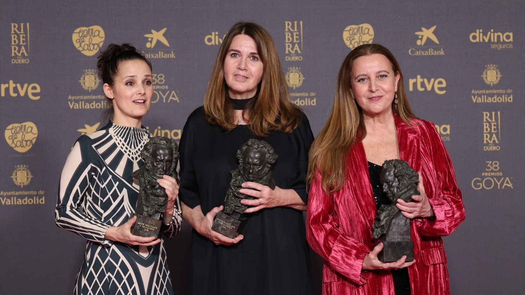na y Belén López Puigcerver y Montse Ribé posan con el premio al Mejor Maquillaje y Peluquería por la película 'La sociedad de la nieve'