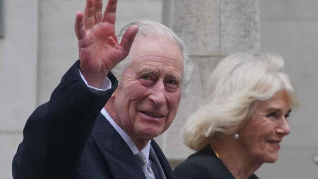 Carlos III y la reina Camila, tras recibir el alta hospitalaria.