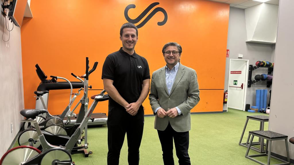 Jordan Sospedra y Tony Germán, en las instalaciones de Clínicas Sospedra. EE