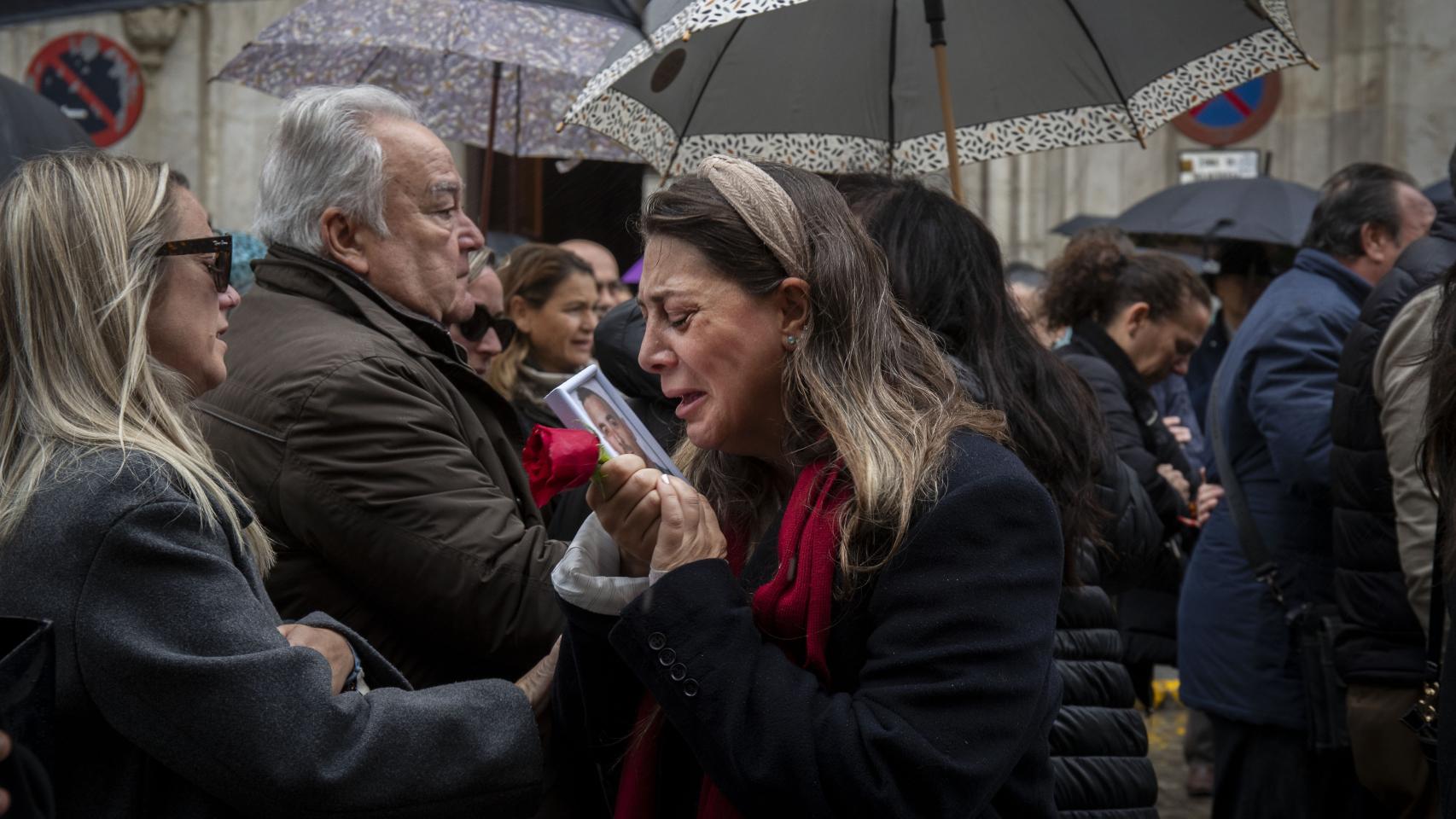 Familiar de uno de los guardias civiles, en el funeral en Cádiz.