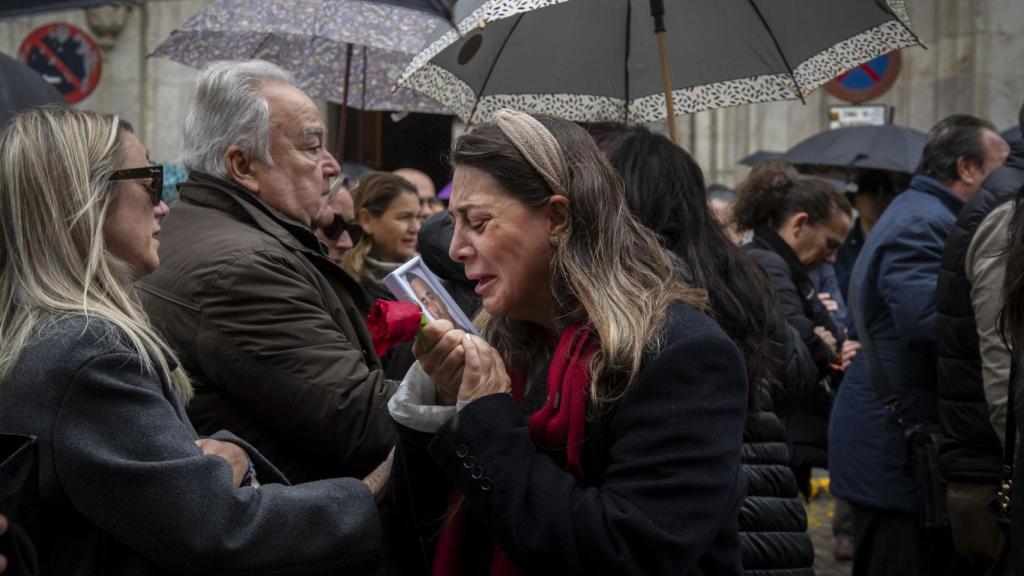 Familiar de uno de los guardias civiles, en el funeral en Cádiz.