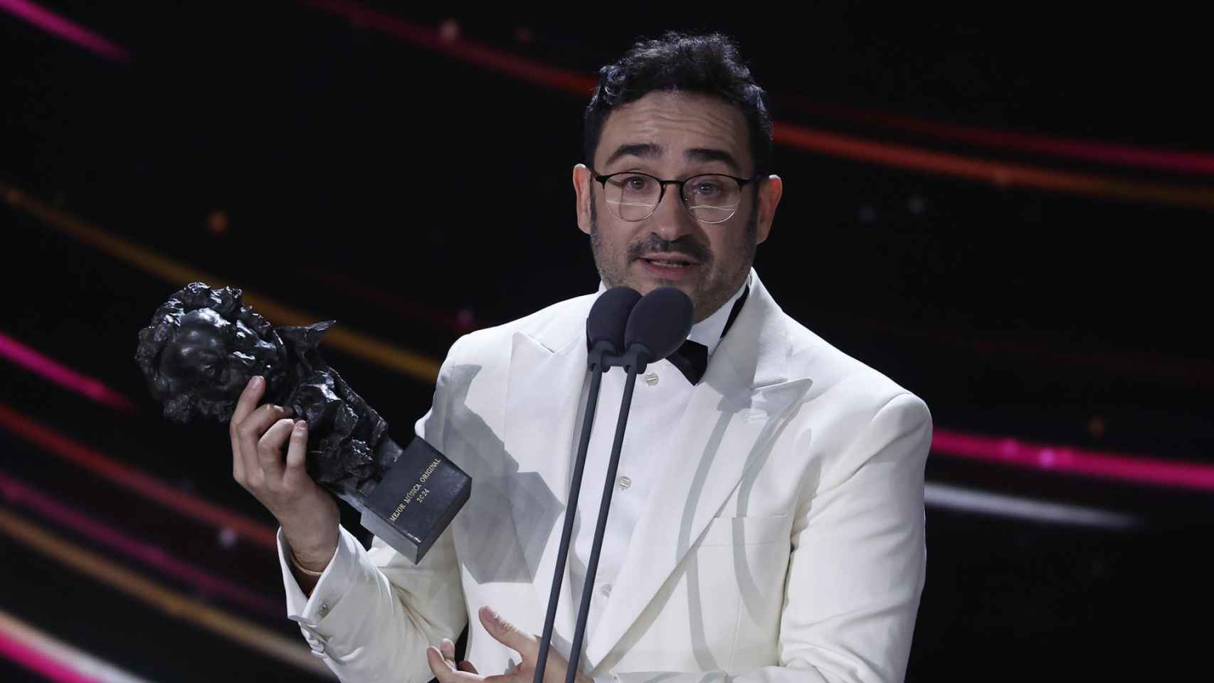 Juan Antonio Bayona, recogiendo uno de los premios de los Goya.