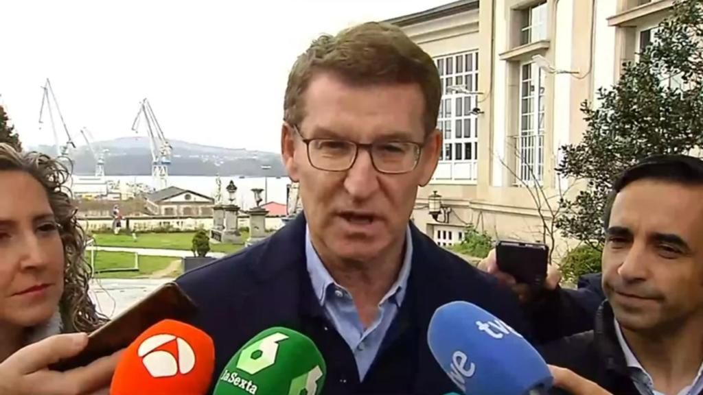 Alberto Núñez Feijóo atiende a los medios desde Ferrol
