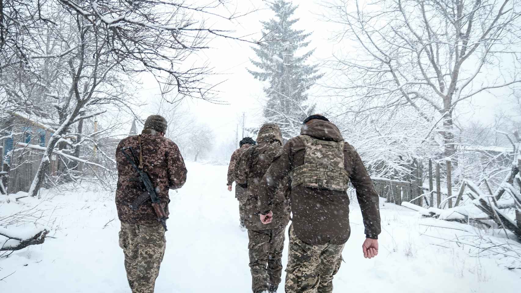 Soldados ucranianos caminan hasta su posición de combate en el frente de Bakhmut, donde operan un carro T-64.