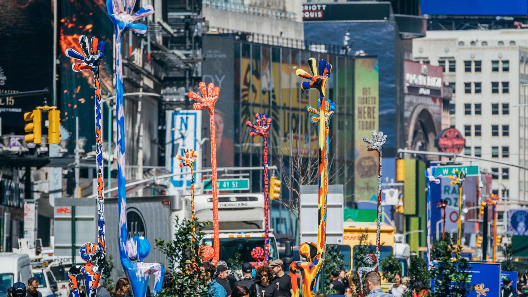 Las estatuas de Santi Flores en las calles de Broadway.