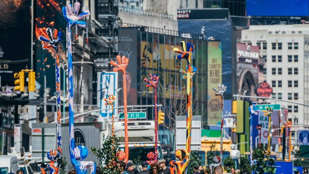 Las estatuas de Santi Flores en las calles de Broadway.