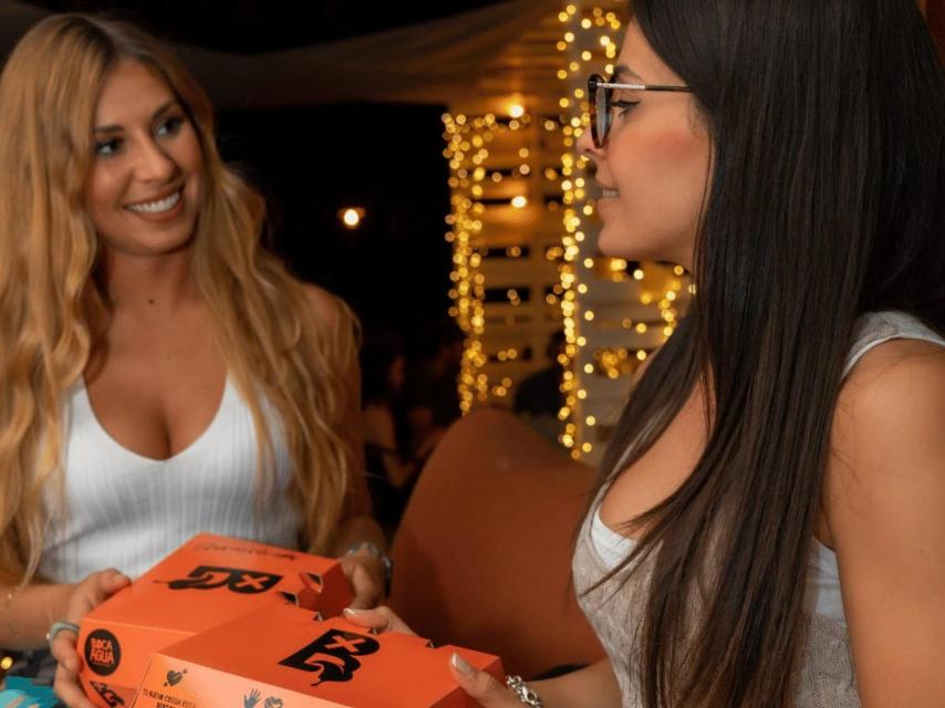 Dos amigas disfrutando de una comida en La Boca Agua