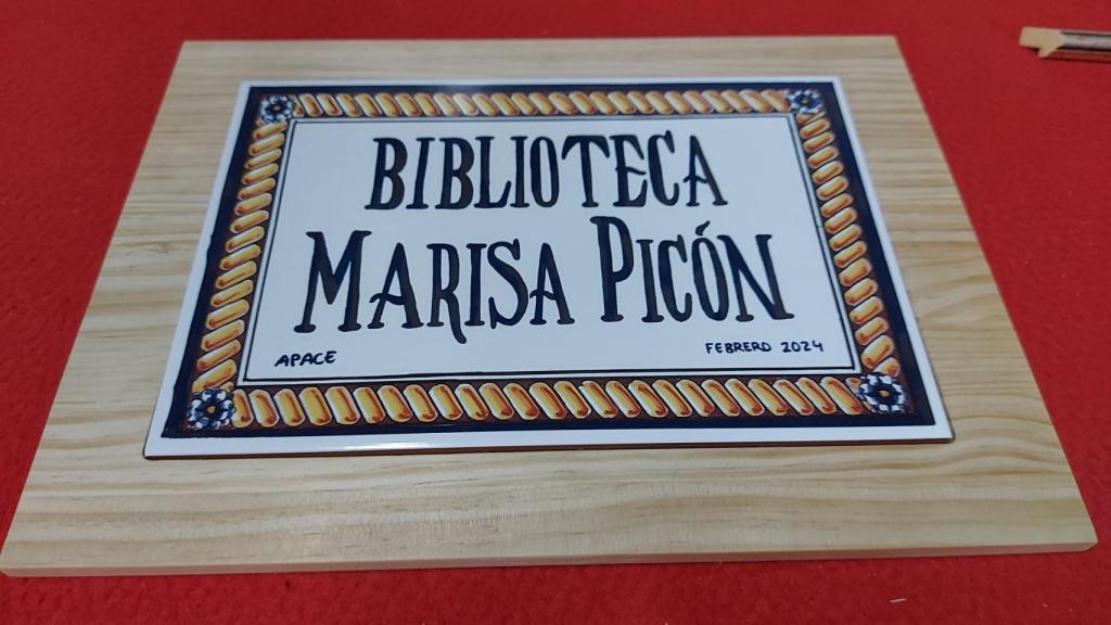 La placa con el que se da nombre a la biblioteca del IES Universidad Laboral.
