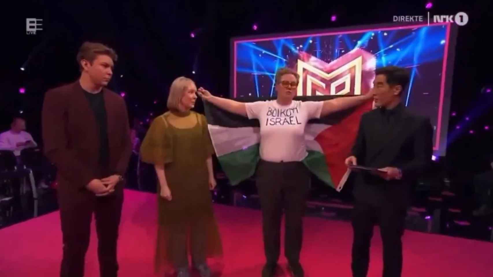 Un manifestante enarbola una bandera palestina en las semifinales de la preselección noruega.
