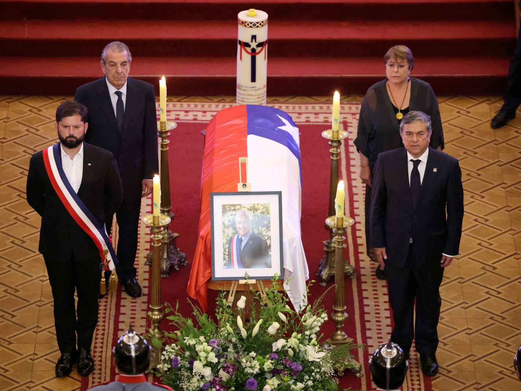 Los tres expresidentes de Chile y el actual, Gabriel Boric, velan el féretro de Sebastián Piñera durante su funeral el pasado viernes.