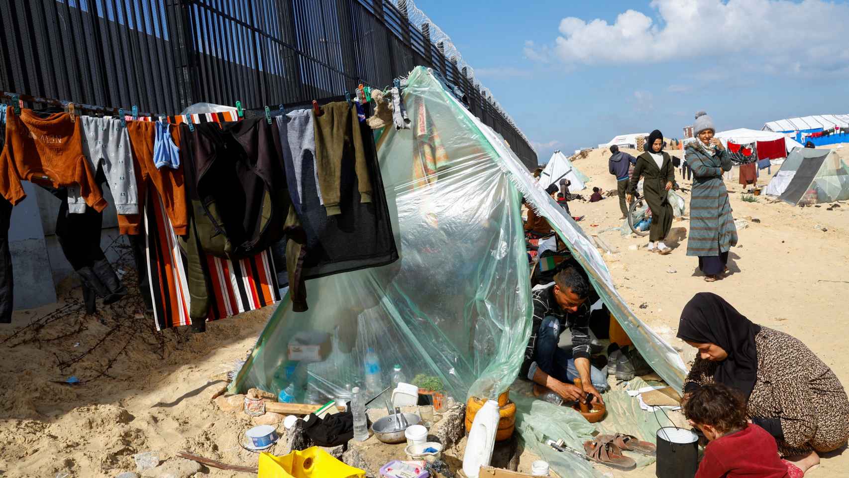 Refugio para familias palestinas desplazadas en la frontera con Egipto, en Rafah.
