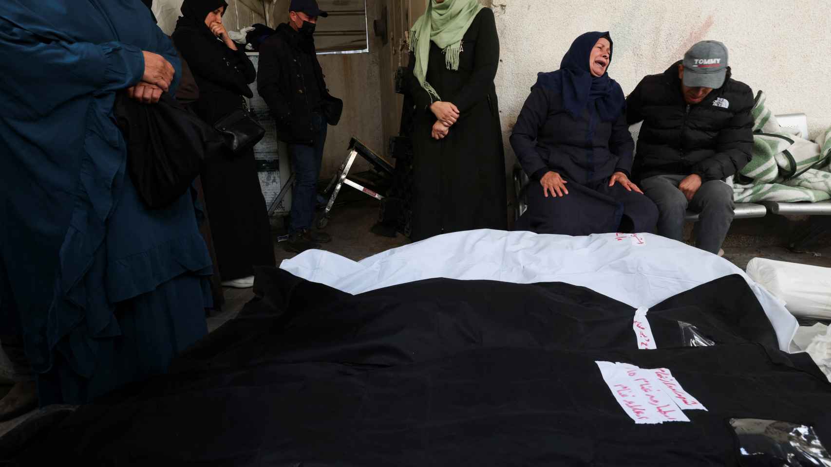 Ciudadanos palestinos lloran la muerte de sus familiares tras un ataque israelí en el hospital Abu Yousef al-Najjar, en Rafah.