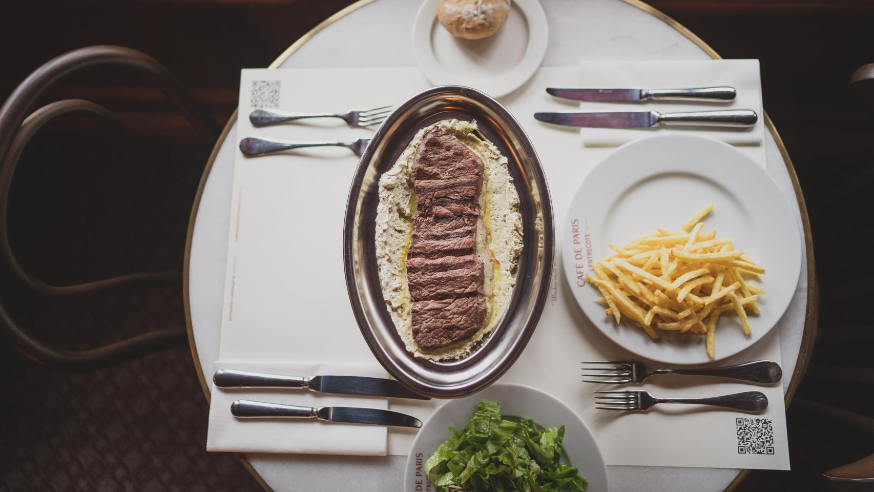 El entrecote es un único plato acompañado de ensalada, pan y patatas fritas.