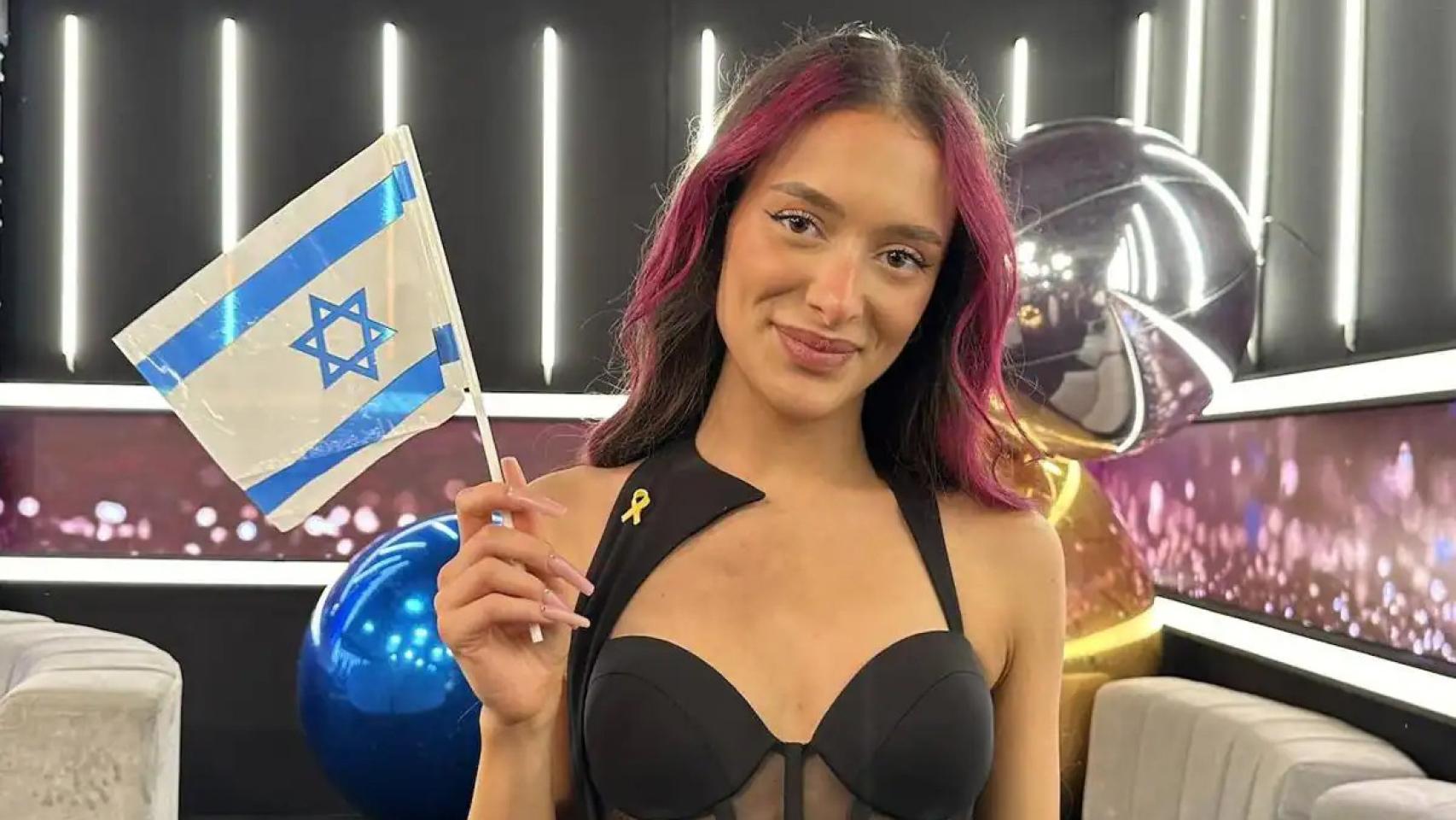 Eden Golan posa con una bandera israelí y un lazo amarillo en homenaje a los rehenes en Gaza tras ganar Ha-Cojav Ha-Bá.