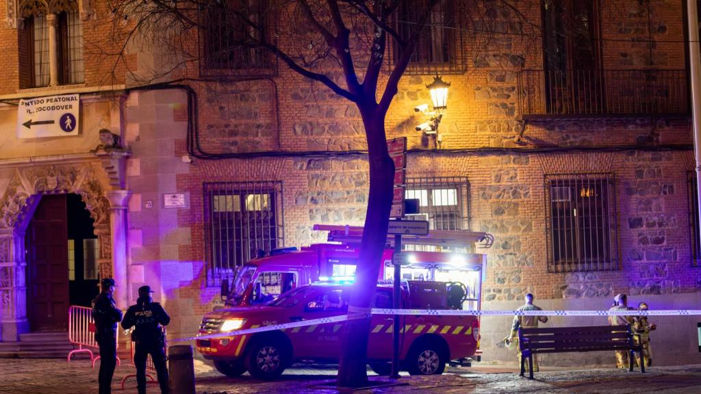 Un pequeño camión de bomberos en el lugar.