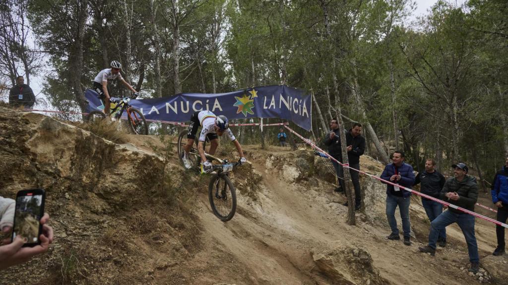 Tom Pidcock con el maillot arcoíris de campeón mundial en La Nucía.