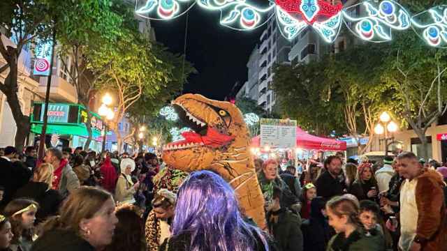 El Carnaval vence al viento y reúne a más de 60.000 personas en Alicante