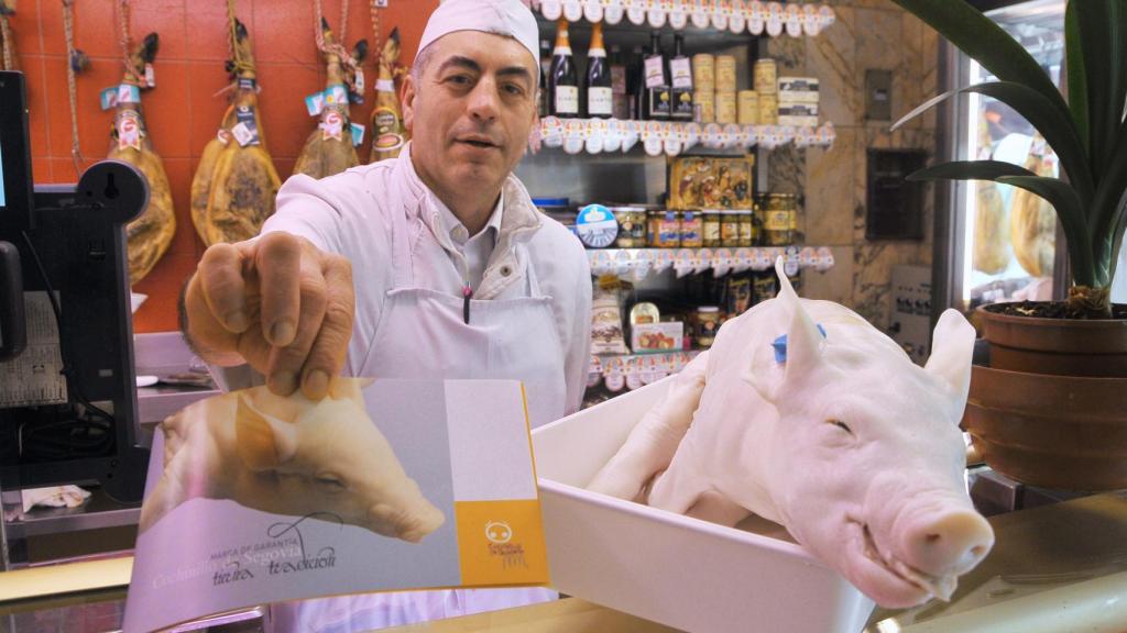 Un carnicero con el cochinillo