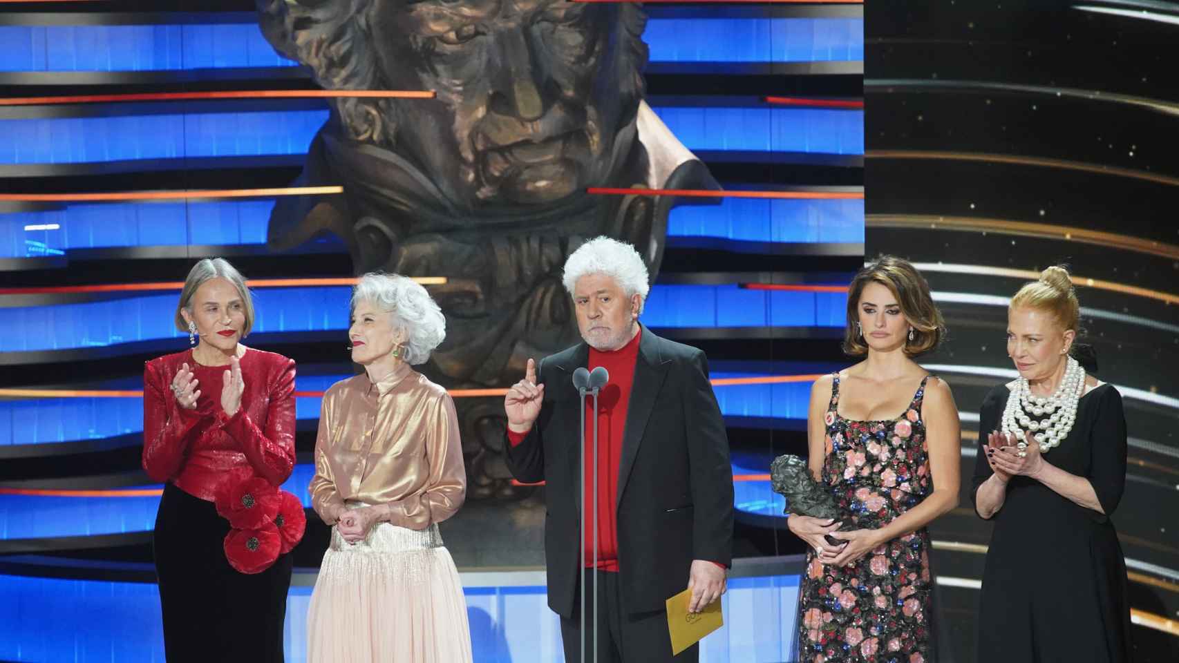 Pedro Almodóvar en el momento del hachazo a Juan García Gallardo durante la Gala de Entrega de los Premios Goya