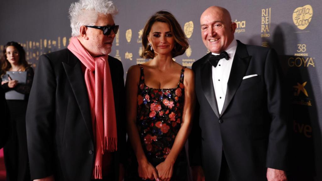 Jesús Julio Carnero con Penélope Cruz y Pedro Almodóvar