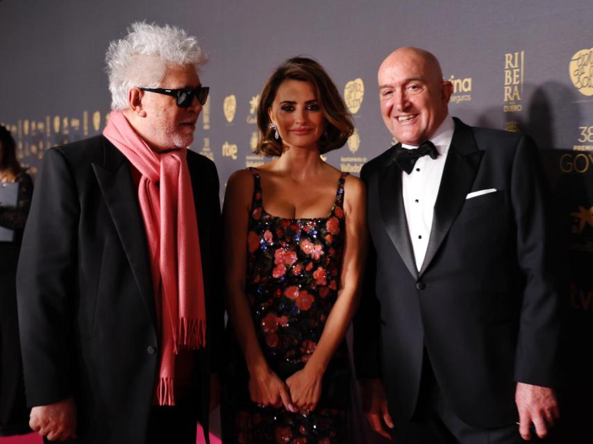 Jesús Julio Carnero junto a Penélope Cruz y Pedro Almodóvar.