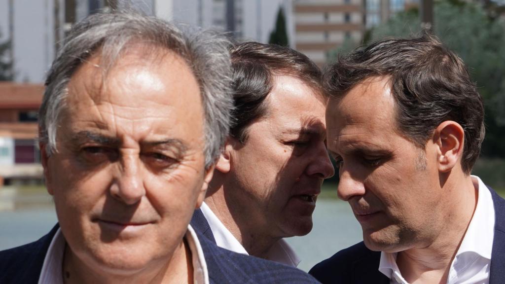 Avelino Álvarez, alcalde de Laguna de Duero, en primer plano. Detrás, Alfonso Fernández Mañueco y Conrado Íscar