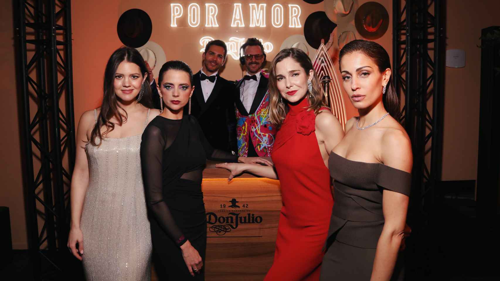 Isabelle Junot, Macarena Gómez, Marc Clotet, Aldo Comas, Natalia Sánchez e Hiba Abouk en la sala VIP de los Goya