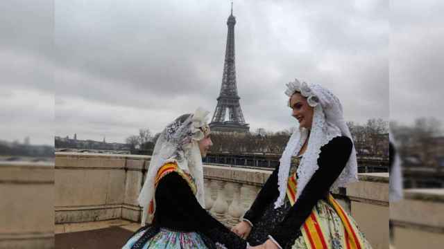 Dos belleas frente a la Torre Eiffel.