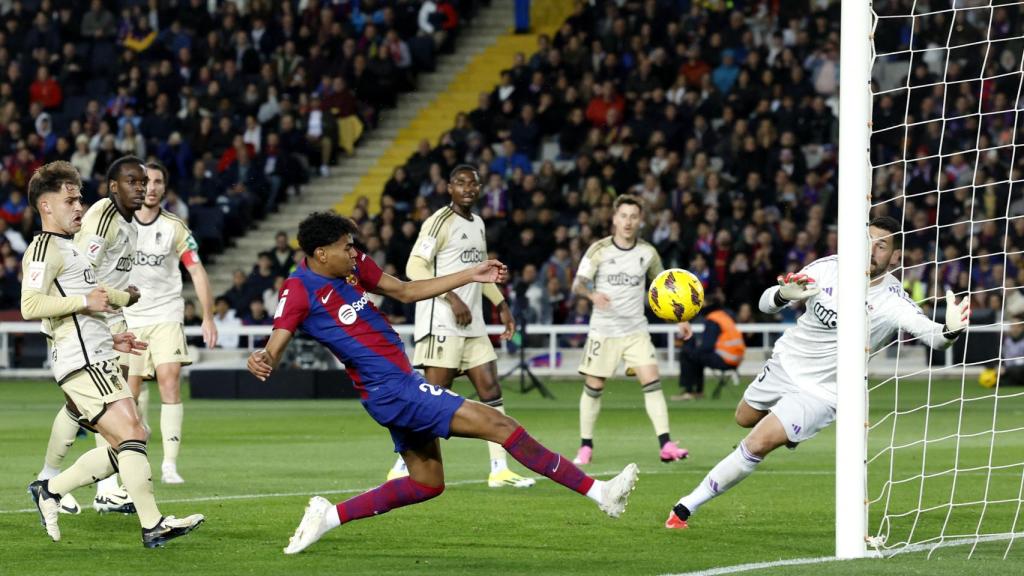 Lamine Yamal remata a gol frente al Granada.