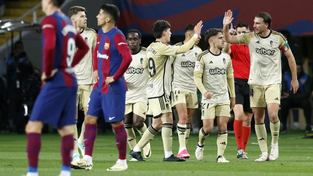 Los jugadores del Granada celebran el gol de Ricard Sánchez.