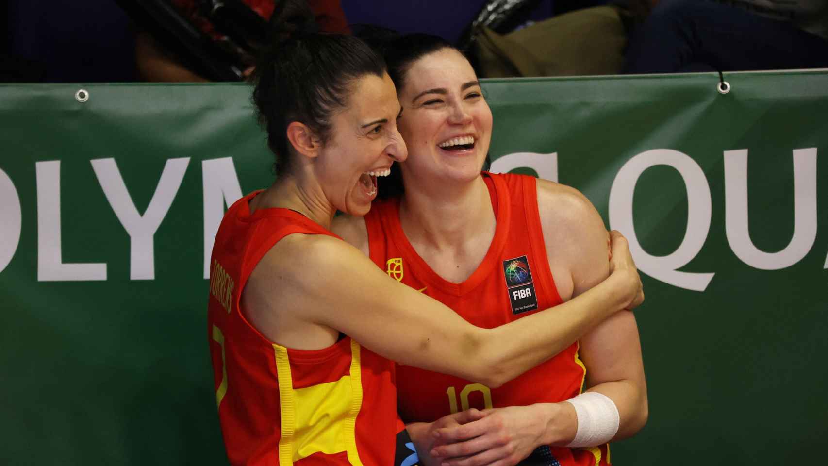 Alba Torrens (i.) y Megan Gustafson (d.) celebra un triunfo de España en el Preolímpico.