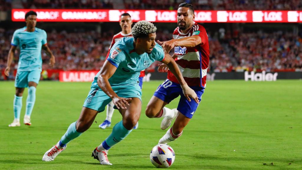 Araujo y Antonio Puertas pelean por un balón