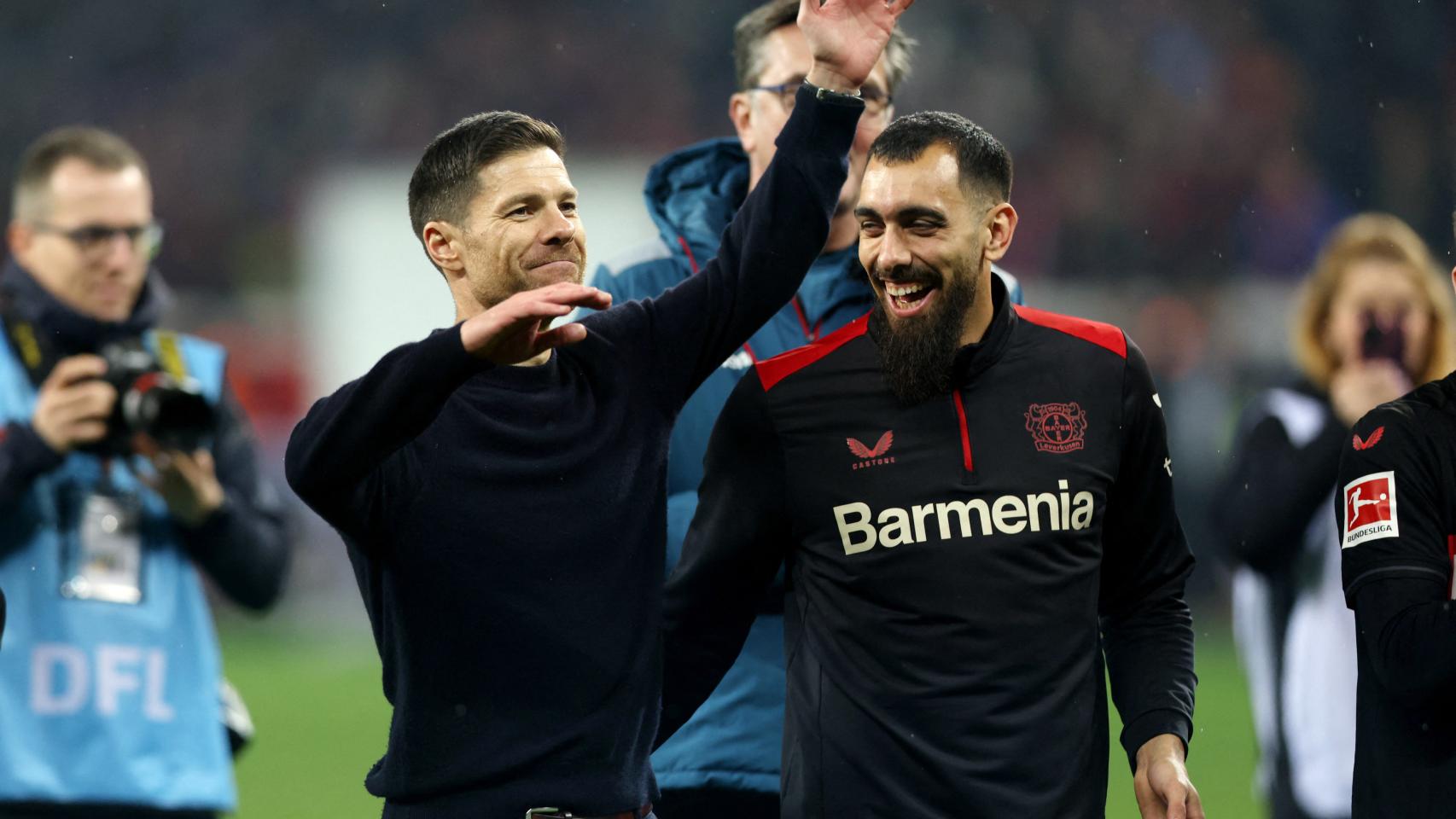 Xabi Alonso, junto a Borja Iglesias tras la victoria del Leverkusen frente al Bayern de Münich.