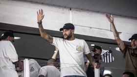 Neymar saluda a aficionados del Santos desde la grada.