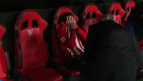 Álvaro Morata, desconsolado en el banquillo del Atlético tras la exploración del doctor.