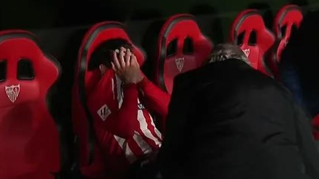 Álvaro Morata, desconsolado en el banquillo del Atlético tras la exploración del doctor.