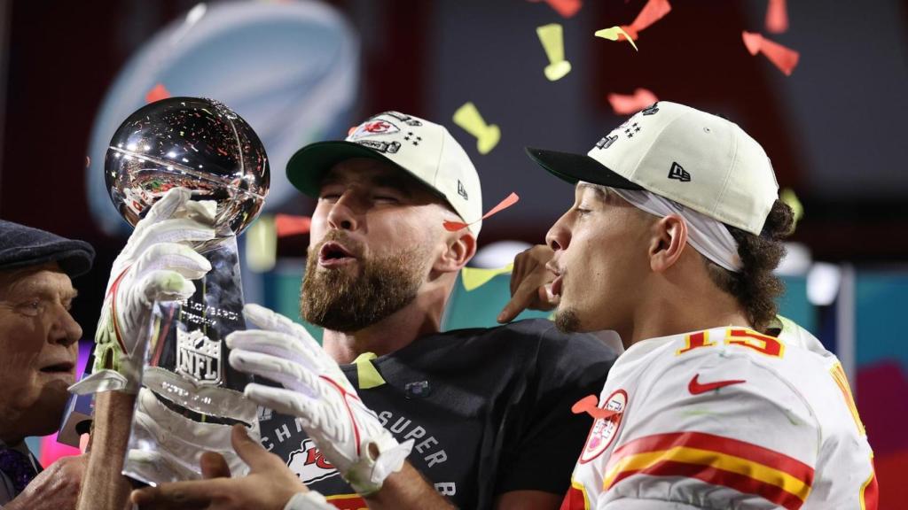 Patrik Mahomes, con el título de campeón de la Super Bowl 2023.