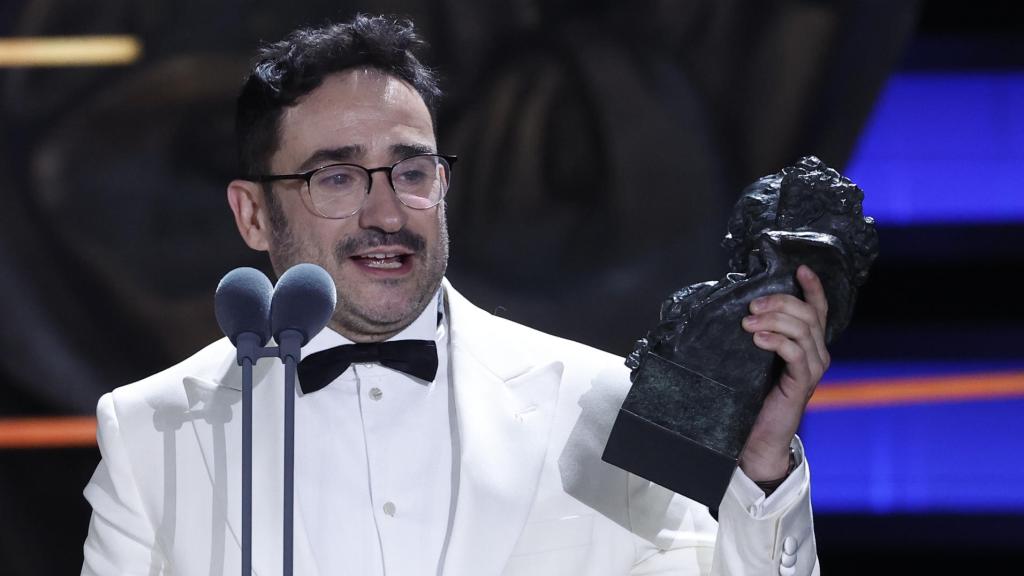 Juan Antonio Bayona con el premio al mejor direcor. Foto: EFE/Chema Moya.
