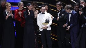 Juan Antonio Bayona tras recibir el Goya a mejor película por 'La sociedad de la nieve'.