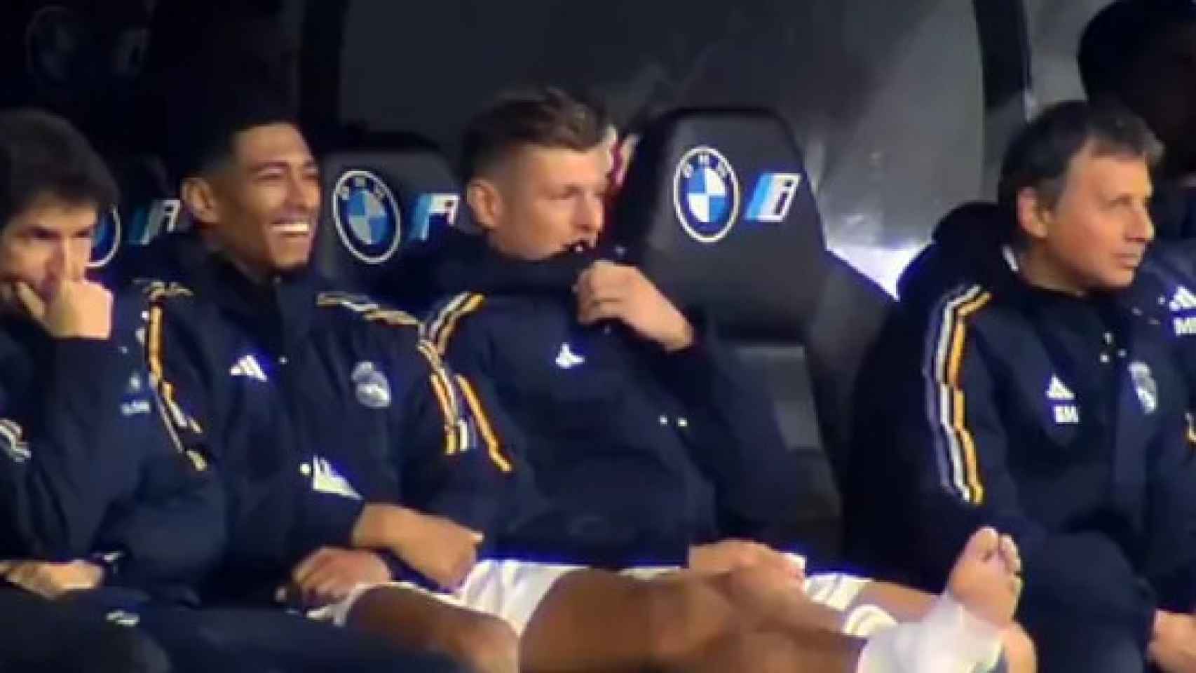 Bellingham y Kroos, en el banquillo en el momento del cántico del Bernabéu hacia Xavi