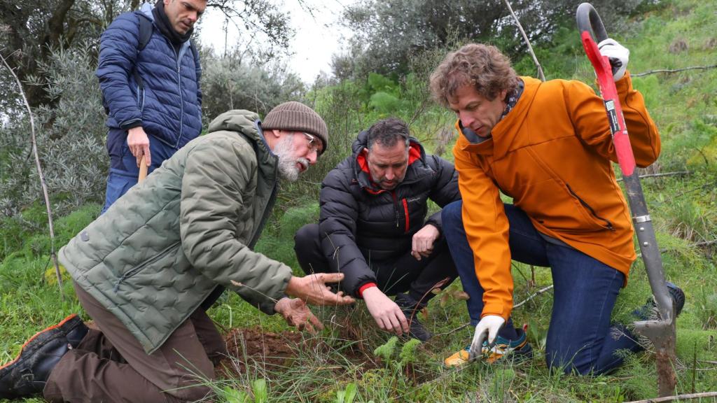 Los concejales Rubén Lozano (d) e Iñaki Jiménez (c) durante la plantación.