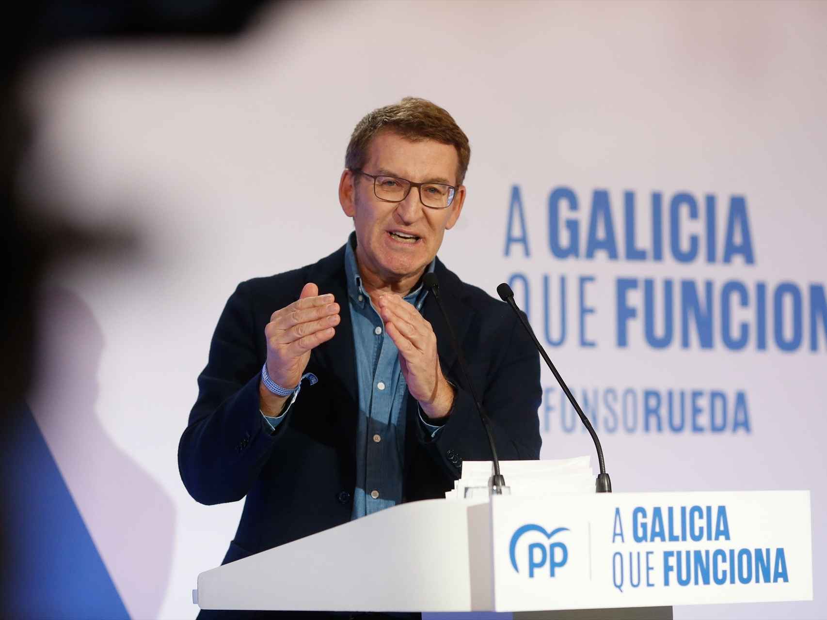 El líder nacional del PP, Alberto Núñez Feijóo, este sábado durante un acto electoral en Sarria (Lugo).