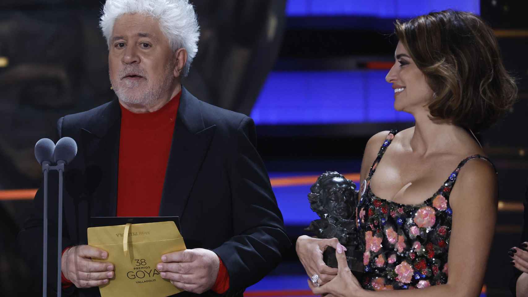 Pedro Almodóvar, durante la gala de los Premios Goya 2024, junto a Penélope Cruz