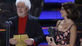 Pedro Almodóvar, durante la gala de los Premios Goya 2024, junto a Penélope Cruz