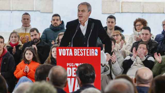 El expresidente del Gobierno José Luis Rodríguez Zapatero, este domingo en un mitin en Ferrol.