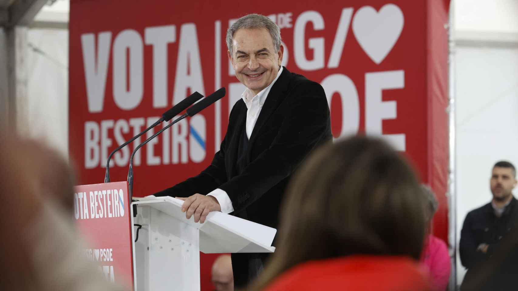 El expresidente José Luis Rodríguez Zapatero, este domingo en un mitin del PSOE en Ferrol.