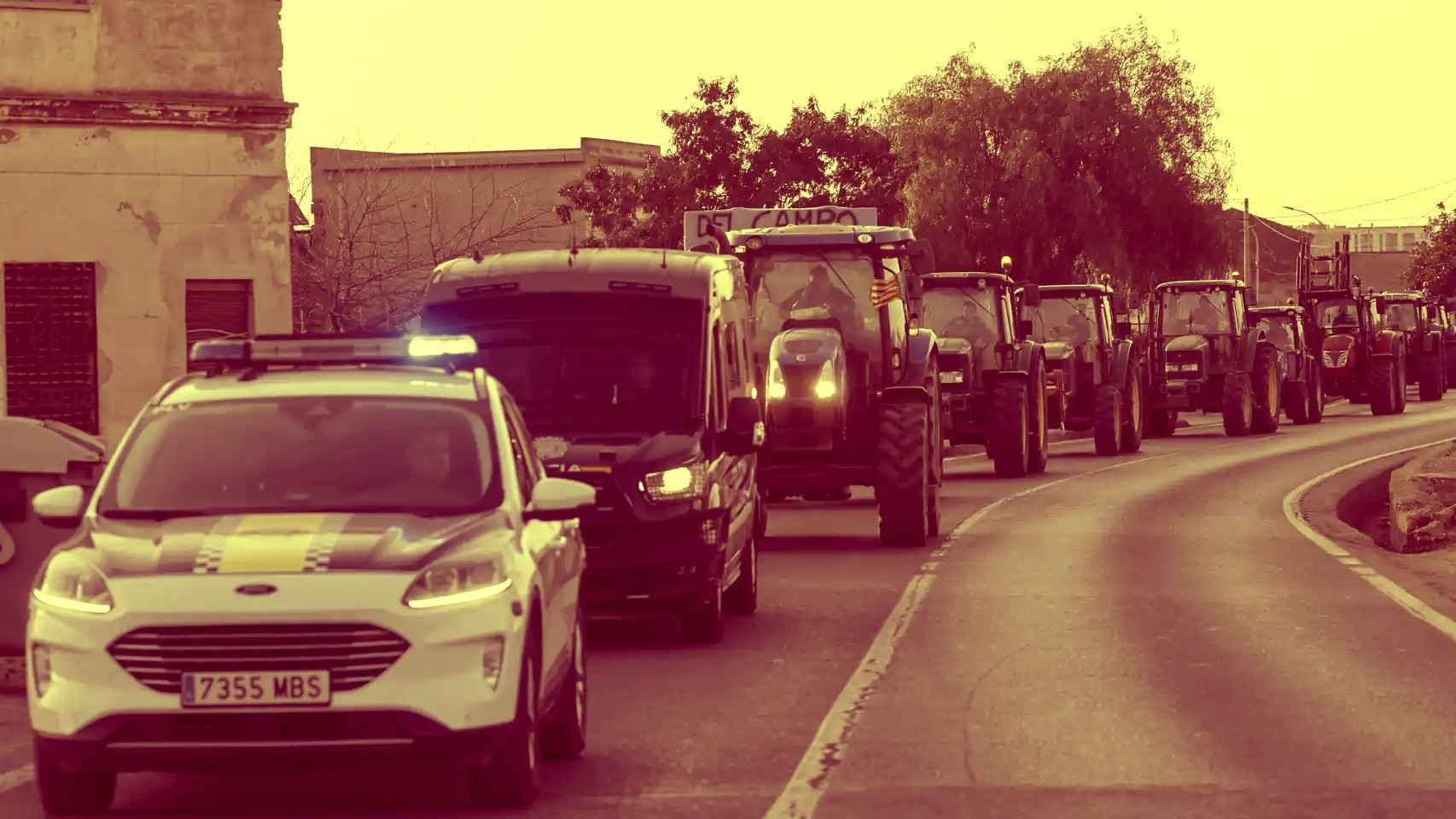 Una columna de tractores circula escoltada por la policía el pasado jueves.