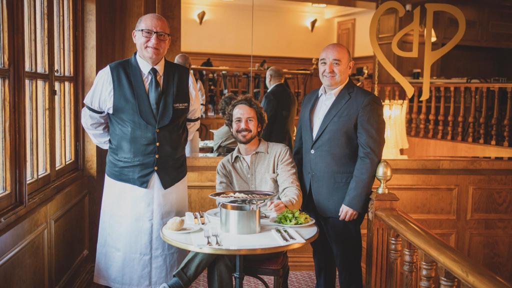 Juan Alonso (izqda.), Pablo Caruncho (cent.) y Roberto Blanco (dcha.), que llevan desde sus inicios en L'Entrecote Café París, posan en el nuevo local de Madrid.