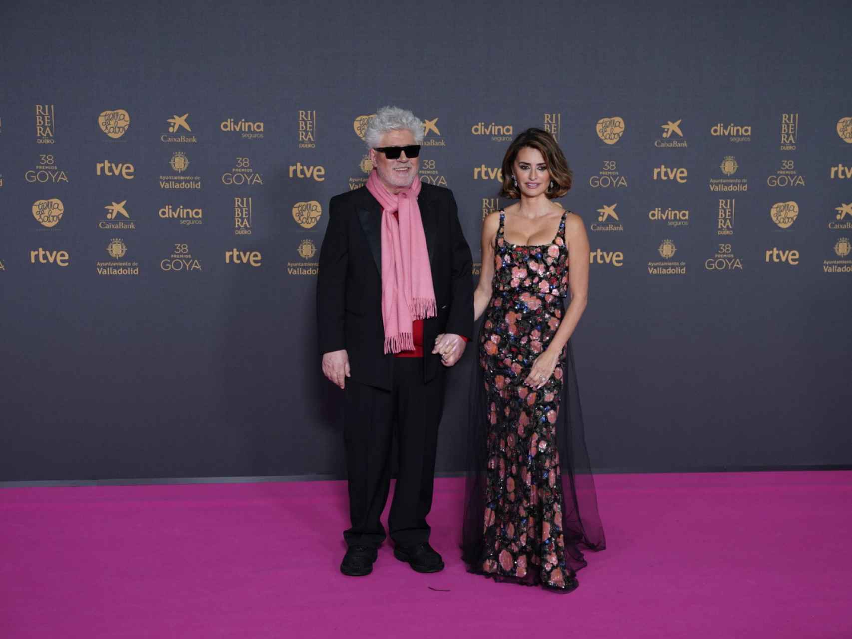 La actriz y Pedro Almodóvar llegaron juntos y compartieron discurso.